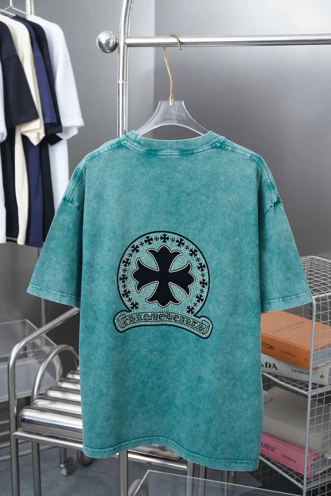 🅿️220 Chrome Hearte 25SS early spring new style, flocked printed hot diamond short sleeves, light luxury, essential item for daily commuting for men and women, correct version, welcome to compare, detailed features · 280 grams of 100% pure cotton double yarn jersey fabric · Special thickened 32 pieces of double-strand 1X1 thread in the same vat · Beautiful velvet Chrome Heart pattern printing ➕Australian broken diamonds. Ready-to-wear dyeing Then do the faded fried snowflake process, then wash it to make it look old. Common washing improves the effect · Double-needle stitching across seams · Original main mark, washed tag, branded moisture-proof paper packaging Color: Black/Apricot/Burgundy/Grass Green Size: S/M/L/XL